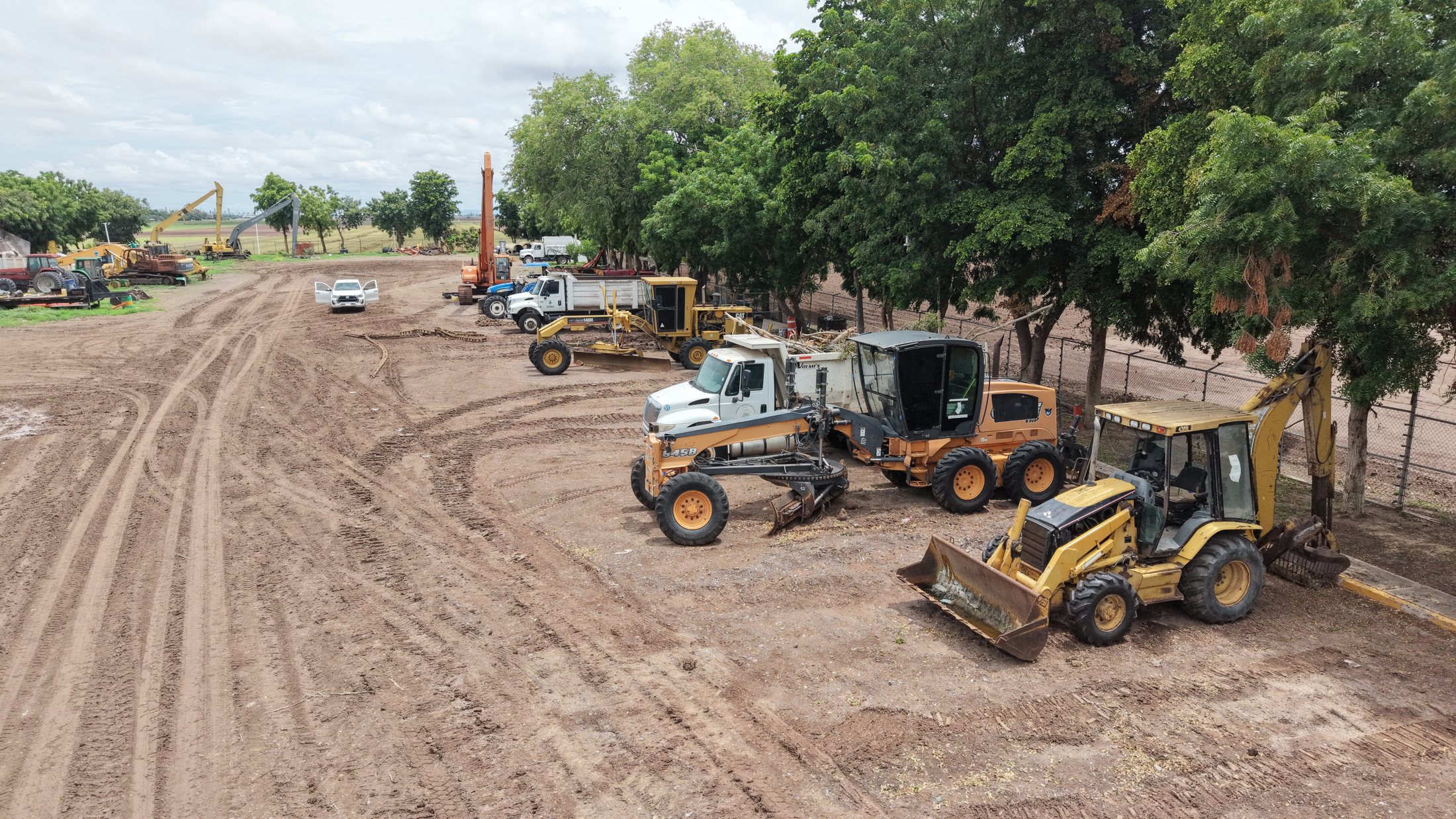 Patio operativo con varias unidades listas para trabajo, agosto de 2026.