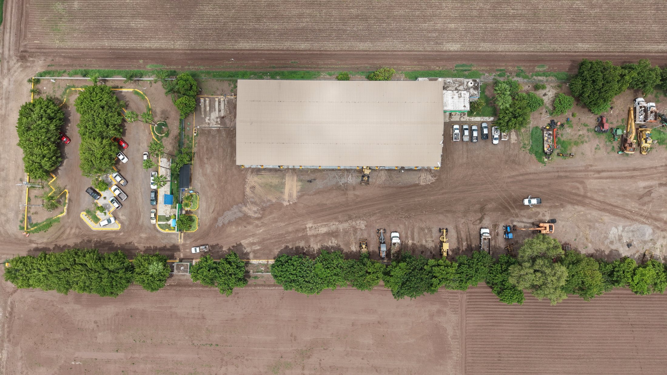 Vista aérea completa del taller y oficinas del módulo, agosto de 2026.