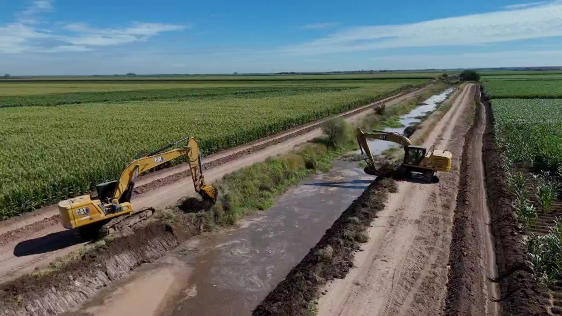 Dos excavadoras trabajando la limpieza del canal principal, 16 de enero de 2026.