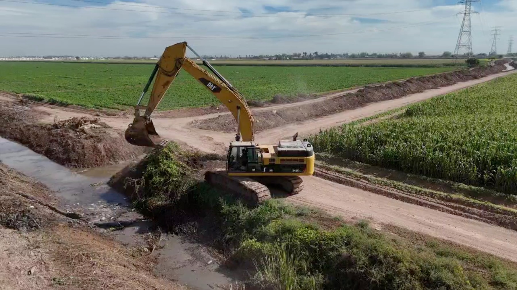 Dos excavadoras y una camioneta de supervisión trabajando sobre el canal, 22 de enero de 2026.