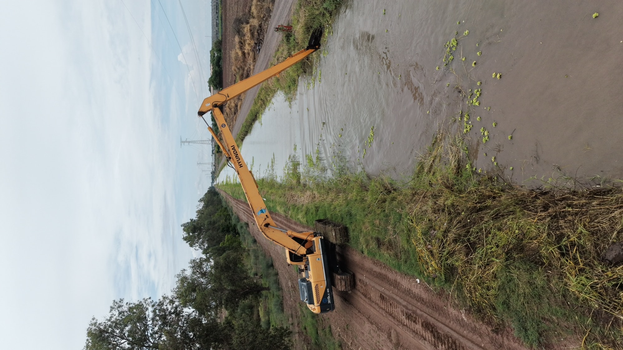 Vista vertical de operación sobre canal lateral, agosto de 2026.