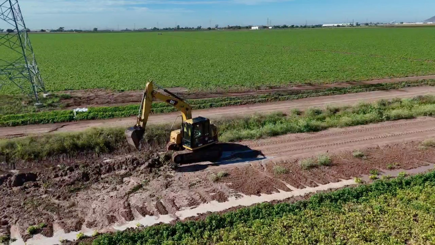 Vista aérea de canal de riego junto a parcelas cultivadas, 28 de enero de 2026.