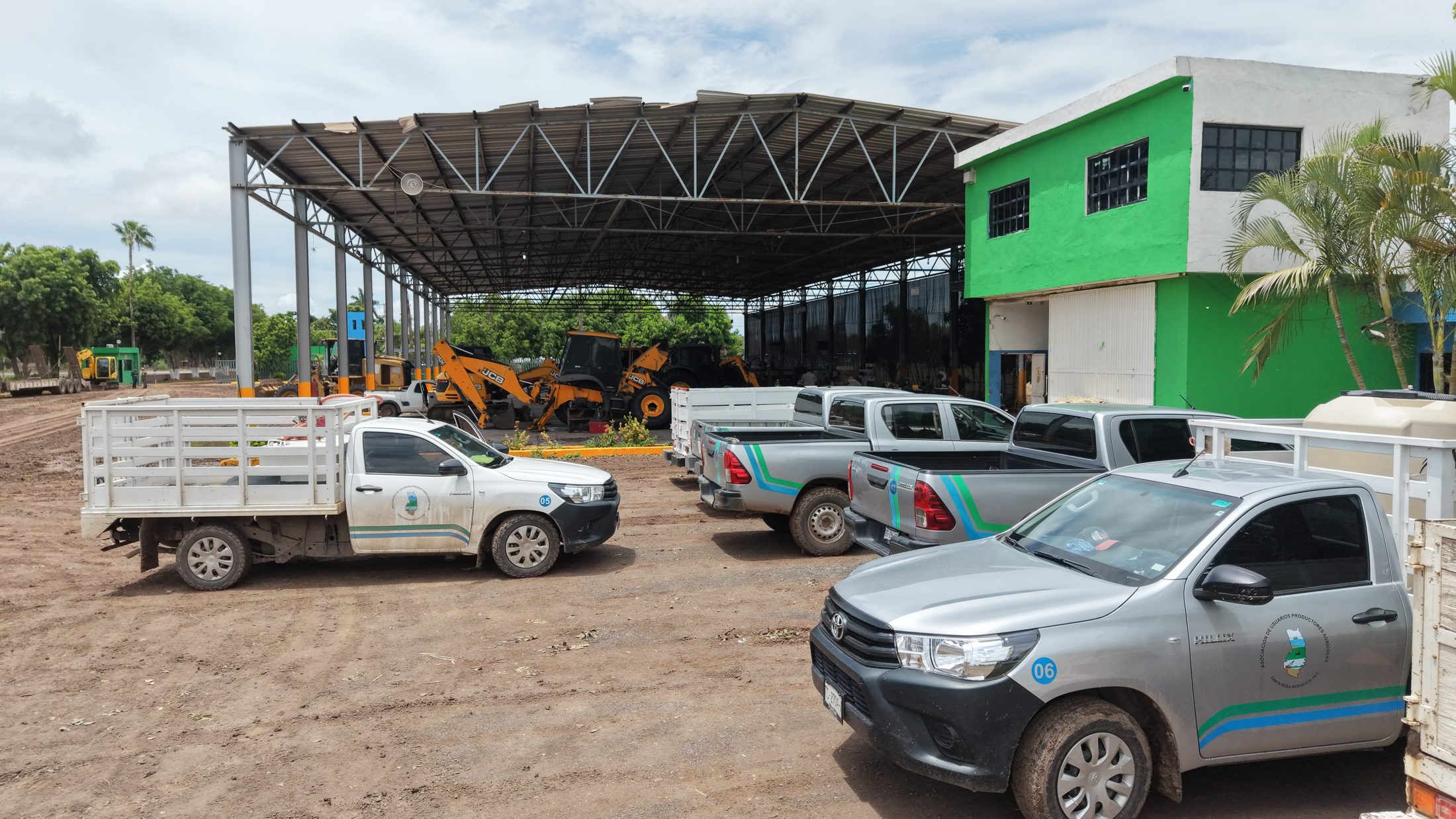 Vista frontal del complejo operativo con fachada, nave y patio, 4 de agosto de 2026.