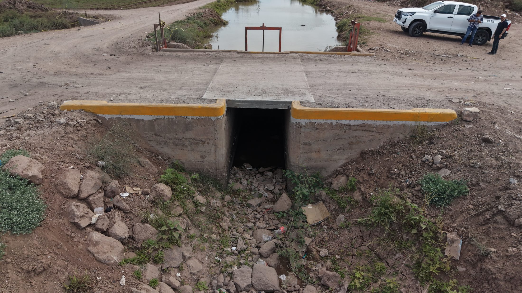 Cruce de camino de servicio junto a la red hidráulica, 6 de mayo de 2026.