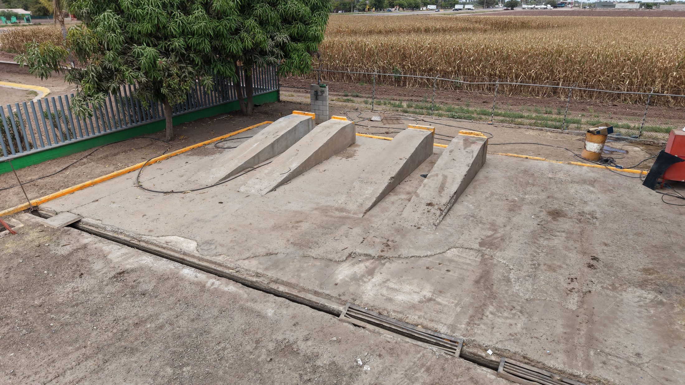 Patio y rampa de servicio del complejo operativo, 6 de mayo de 2026.