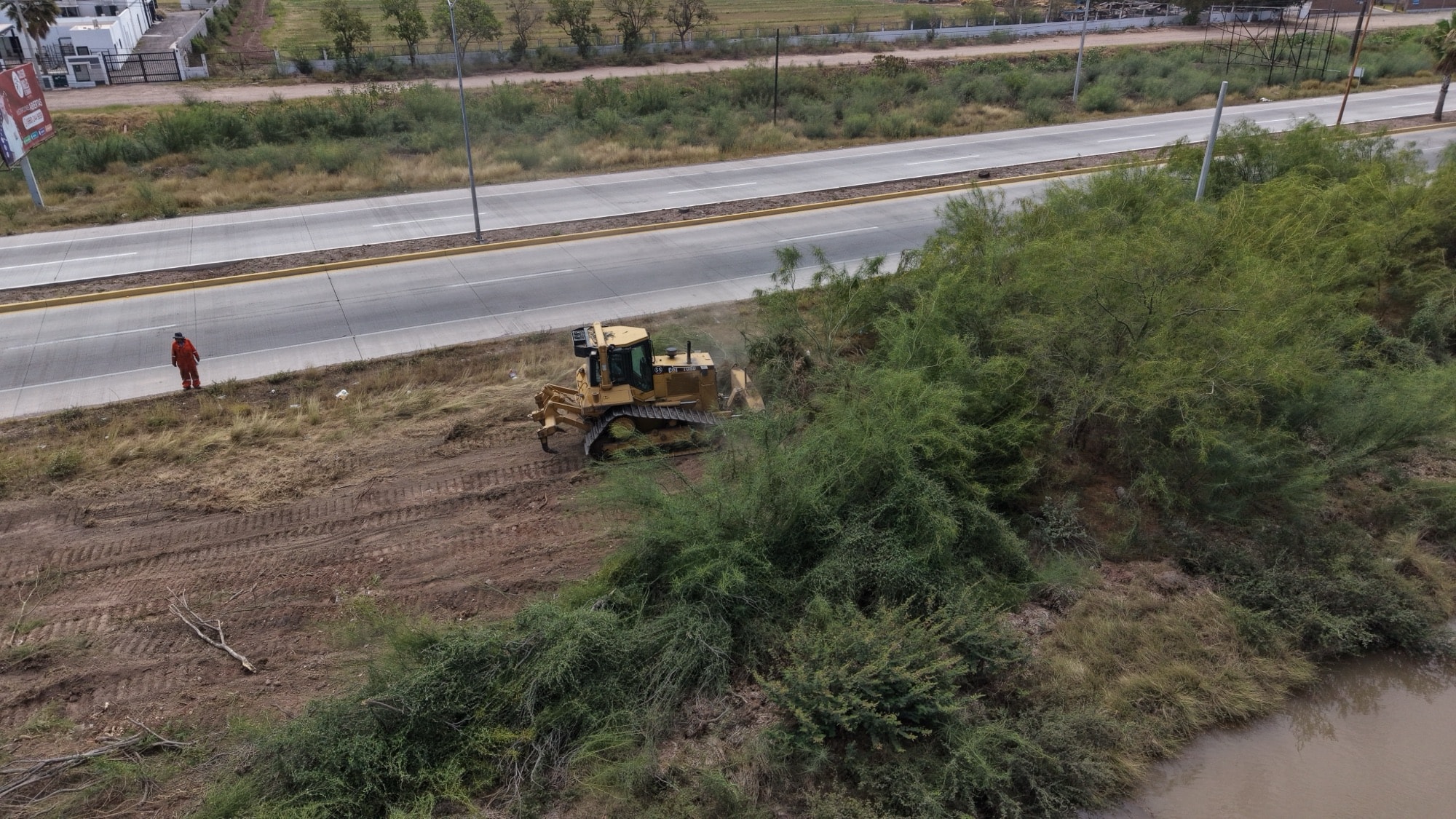 Caterpillar D6N XL durante la limpia y el desazolve del canal principal