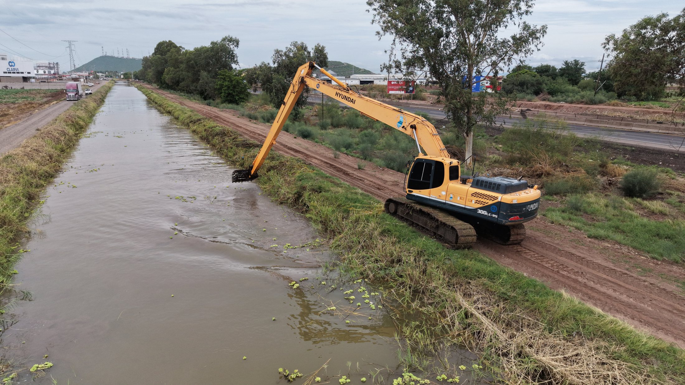 Operación de maquinaria sobre un canal lateral activo del Módulo Santa Rosa.