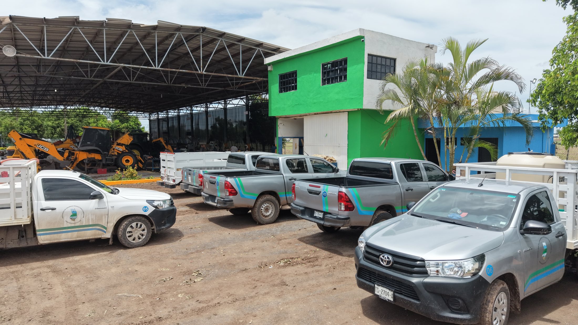 Fachada de las oficinas del Módulo Santa Rosa y vehículos de servicio.
