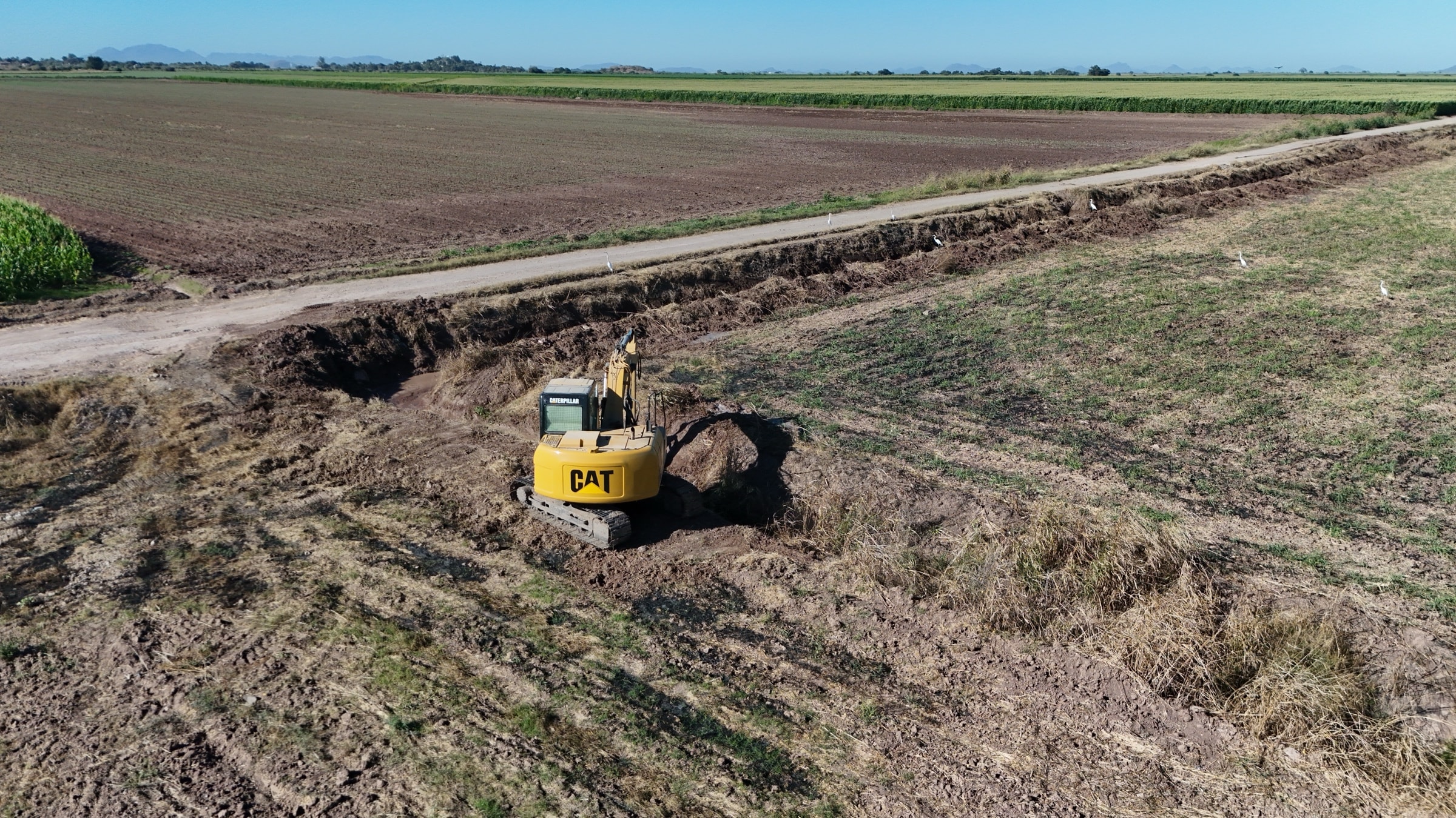 Trabajos de conservación en un canal del Módulo Santa Rosa