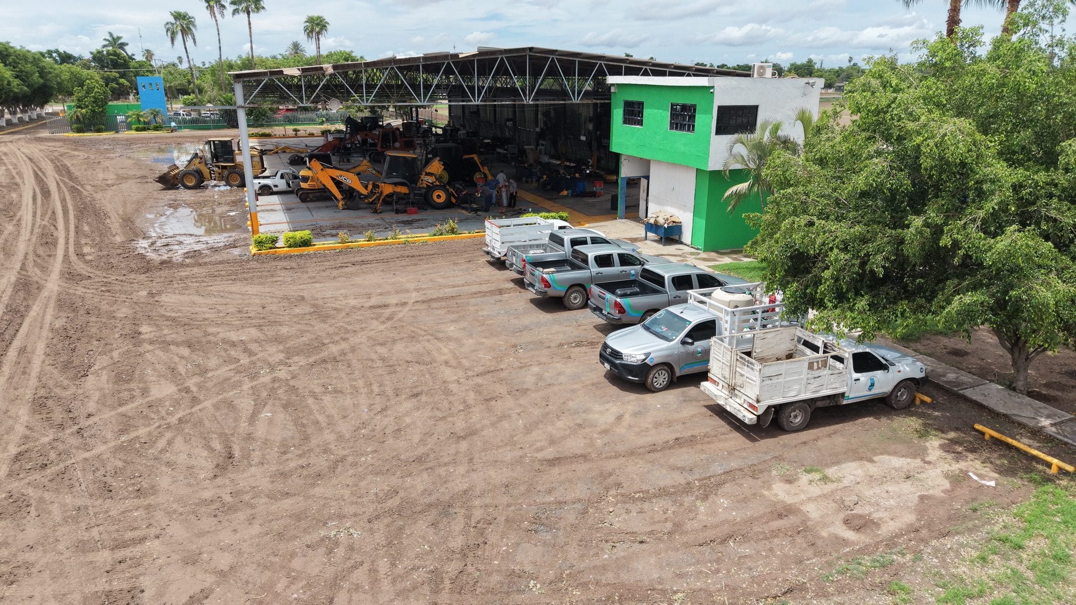 Flota de supervisión. Camionetas del módulo alineadas frente al complejo de oficinas y taller.