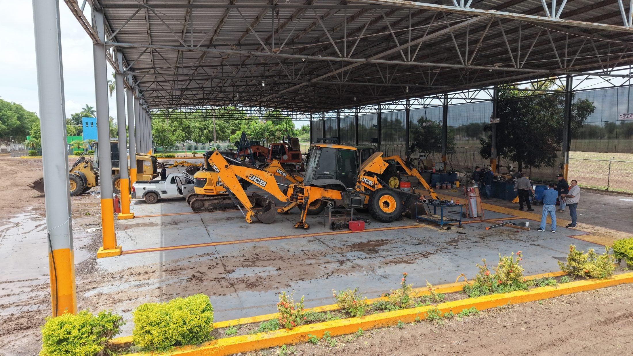 Mantenimiento dentro de la nave. Equipo y personal en el interior del taller propio del módulo.
